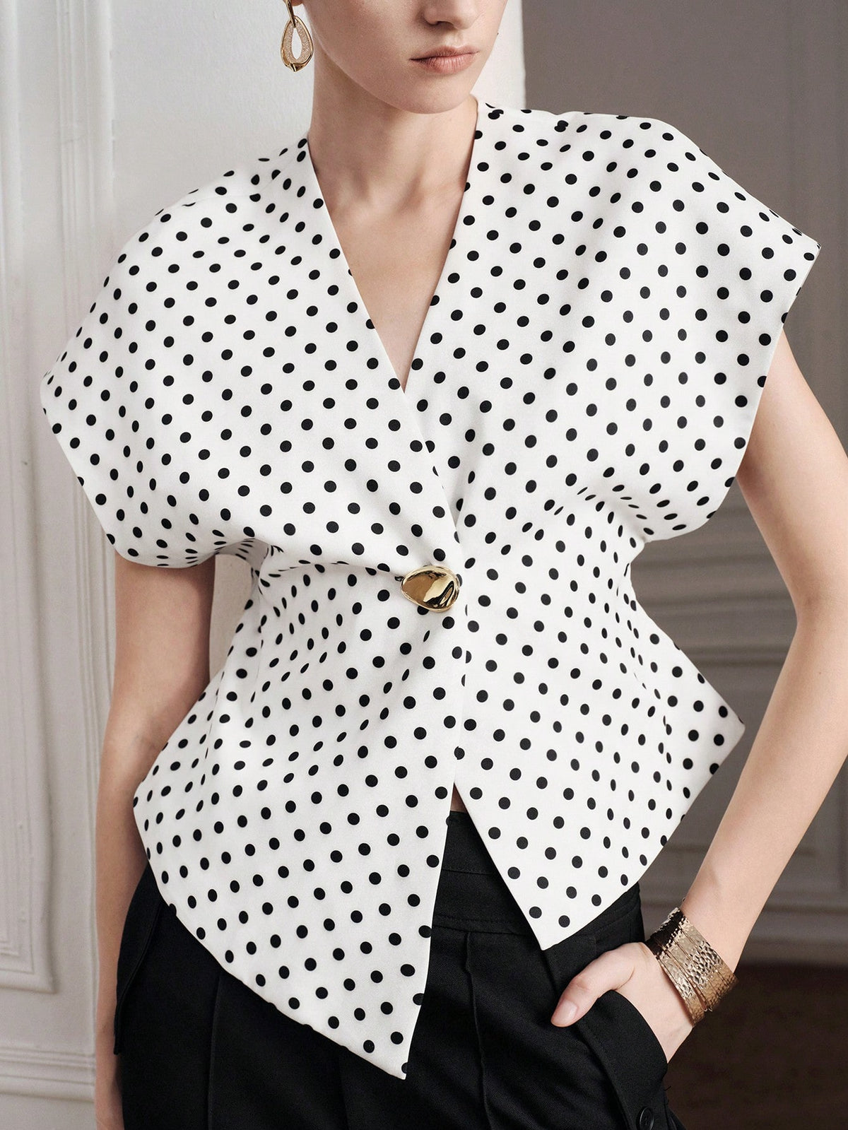 Tyrya | Asymmetrical V-Neck Sleeveless Top